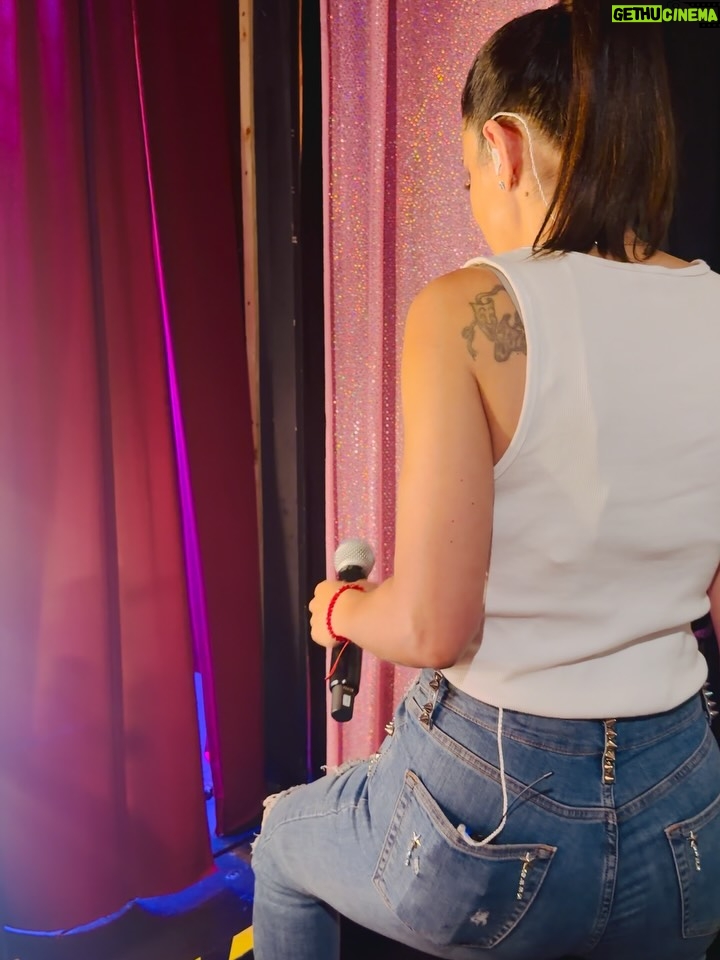 Yamila Reyna - 13.5K Likes - Y así regresé anoche.… estas imágenes hablan más que las palabras . El fiel reflejo de lo que muchos artistas vivimos, una pena en el alma, que en el escenario, se transforma en magia🎭
Que gran comienzo de este “Yamila Reyna en Crudo”
Gracias por tantísimo amor y risas! 

Quiero regalar parte de este gran logro a quienes me pusieron sus hombros todas las veces que hicieron falta a mi equipo:
@productora_femme 
@tomasomer 
@leonmurillooficial 
@rubenpulgarlazo 
@giancarlodiazza 
Gracias @palermoteatrobar siempre gracias!

Y a mis dos teloneros de lujo @rodrigovillegascomediante @claudioolatet los quiero! 

Y vamos por más!!! 👑