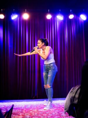 Yamila Reyna Instagram - Y así regresé anoche.… estas imágenes hablan más que las palabras . El fiel reflejo de lo que muchos artistas vivimos, una pena en el alma, que en el escenario, se transforma en magia🎭
Que gran comienzo de este “Yamila Reyna en Crudo”
Gracias por tantísimo amor y risas! 

Quiero regalar parte de este gran logro a quienes me pusieron sus hombros todas las veces que hicieron falta a mi equipo:
@productora_femme 
@tomasomer 
@leonmurillooficial 
@rubenpulgarlazo 
@giancarlodiazza 
Gracias @palermoteatrobar siempre gracias!

Y a mis dos teloneros de lujo @rodrigovillegascomediante @claudioolatet los quiero! 

Y vamos por más!!! 👑