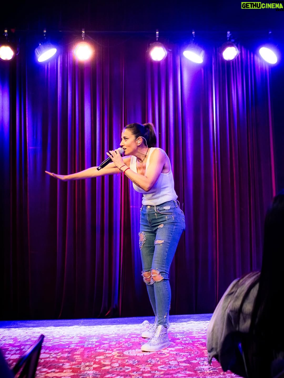Yamila Reyna - 13.5K Likes - Y así regresé anoche.… estas imágenes hablan más que las palabras . El fiel reflejo de lo que muchos artistas vivimos, una pena en el alma, que en el escenario, se transforma en magia🎭
Que gran comienzo de este “Yamila Reyna en Crudo”
Gracias por tantísimo amor y risas! 

Quiero regalar parte de este gran logro a quienes me pusieron sus hombros todas las veces que hicieron falta a mi equipo:
@productora_femme 
@tomasomer 
@leonmurillooficial 
@rubenpulgarlazo 
@giancarlodiazza 
Gracias @palermoteatrobar siempre gracias!

Y a mis dos teloneros de lujo @rodrigovillegascomediante @claudioolatet los quiero! 

Y vamos por más!!! 👑