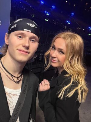 Yana Rudkovskaya Instagram - Даже только ради Ильи Малинина @ilia_quadg0d_malinin стоило слетать в Цюрих на Art on ice ✔️
 

Ilya is not only the best figure skater in the world, but also a very nice guy ❤️