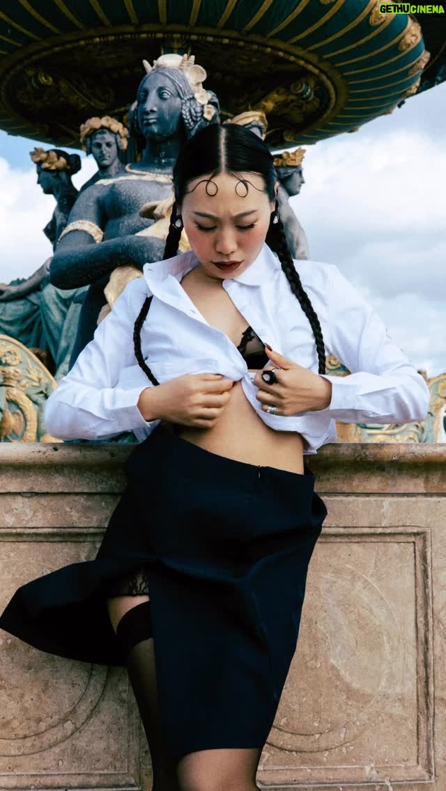 Yang Ge - 15.2K Likes - 7 minutes photo shoot… I could never expect the results… now I want to post 10 post from this photo shoot… will you get bored?
Makeup& hair&style all by myself 
Photo by @hallo_vud