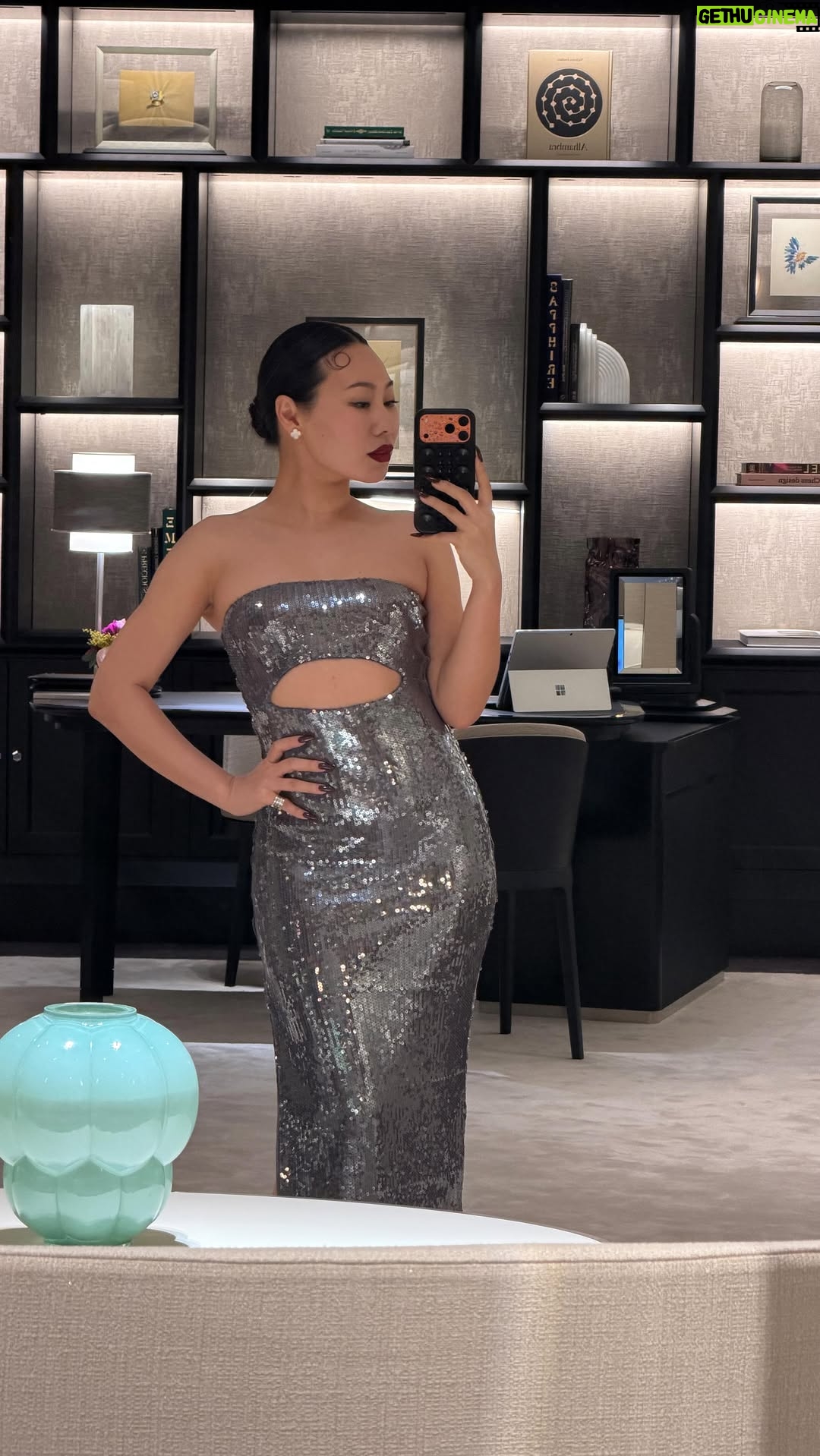 Yang Ge - 26.4K Likes - Чуть чуть выздоравливала и пошла выебаваться 🫠 русалочка или селедка? 🧜‍♀️
