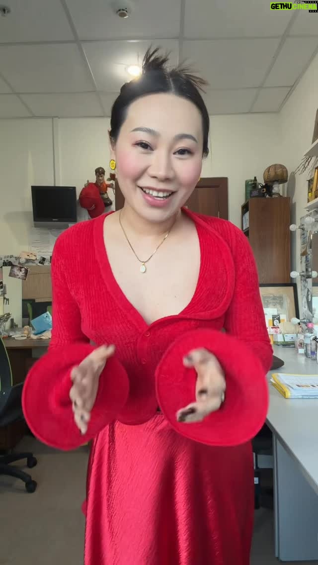 Yang Ge - 27.7K Likes - Я создала магазин в WB.там я буду продавать мои находки в Китае :) вы постоянно спрашиваете ссылки и артикулы вот НАКОНЕЦ-ТО !Обещаю не дорого что бы все могут позволить ❤️🥰 для меня мода не про деньги, и мелкие акцент могу делать весь образ :) там будет крабики серёжки мои дальше будет накладные ресницы  кучи маленьких хуйнюшчки радует меня :) как эти краб для волос в стиле новый Шанел :) надеюсь вы Рада этом новости:) я специально ездила в Китай договаривалась с заводами все для вас :)