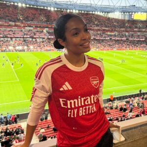 Yara Shahidi Instagram - We make it look EZE 💥 Spent a perfect Sunday at my first @arsenal match … but it is far from my last (I couldn’t ask for a better partner to memorize all the chants with than @veekativhu 🤭)