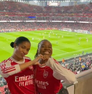 Yara Shahidi Instagram - We make it look EZE 💥 Spent a perfect Sunday at my first @arsenal match … but it is far from my last (I couldn’t ask for a better partner to memorize all the chants with than @veekativhu 🤭)