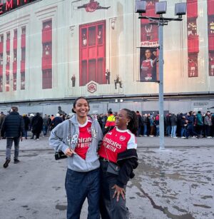 Yara Shahidi Instagram - We make it look EZE 💥 Spent a perfect Sunday at my first @arsenal match … but it is far from my last (I couldn’t ask for a better partner to memorize all the chants with than @veekativhu 🤭)
