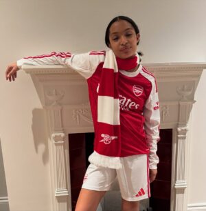 Yara Shahidi Instagram - We make it look EZE 💥 Spent a perfect Sunday at my first @arsenal match … but it is far from my last (I couldn’t ask for a better partner to memorize all the chants with than @veekativhu 🤭)