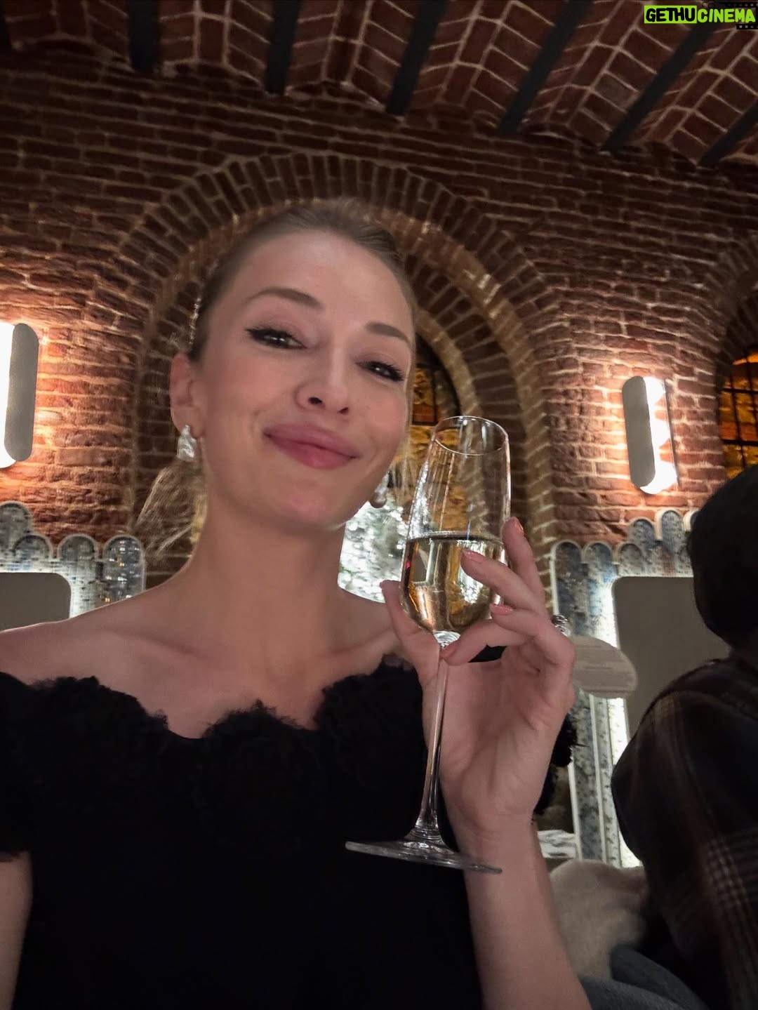 Yasemin Kay Allen - 54K Likes - Ayrılık Da Sevdaya Dahil
To Love, To Lose
@netflixturkiye 
January 15