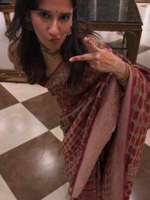 Yashaswini Dayama Instagram - How to get your pictures clicked:
1.Be weird untill you receive instructions 
2.Get a cool outfit check 
3.Be a good girl and smile
4.Micro manage 
5.One with your photographer🫰🏻