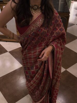 Yashaswini Dayama Instagram - How to get your pictures clicked:
1.Be weird untill you receive instructions 
2.Get a cool outfit check 
3.Be a good girl and smile
4.Micro manage 
5.One with your photographer🫰🏻