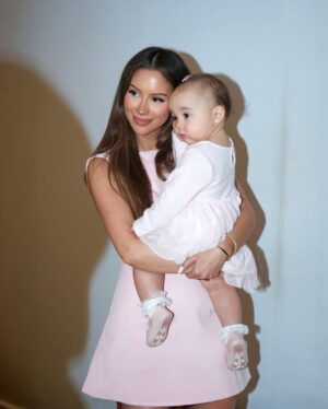 Yazmin Marziali Instagram - happy 1st bday to our baby girl Valencya ❄️🤍

photos: @pinkwaterproductions