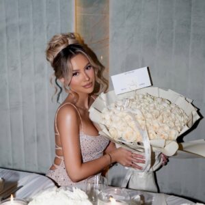 Yazmin Marziali Instagram - twenty ateeee ✨

🤍
event planner & decor: @plannedbyyaz 
dress: @babyboofashion 
hair colour: @xtendedhairsalon @hairbysofiaa_ @hairbymariaisho 
updo: @nicollebautistta 
videographer/photographer: @pinkwaterproductions 
venue: @jadeyorkville
florals: @prestigepetalstoronto
bouquet: @bouquetbar.to 
cake: @xoangiescakes