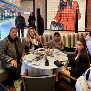 Yeliz Yeşilmen Instagram - AİLE… 🤍
Hayatın en kıymetli kökü,
kalbin en güvenli limanı…

Sevginin en saf hali,
birlikte atılan her adımın anlamı.

Çünkü biliriz ki;
Aile her şey demek…

İyi ki varsınız.
Bayramımız mübarek olsun ✨#yelizyeşilmen #bayram #aile #keşfetteyizzz #öneçıkar