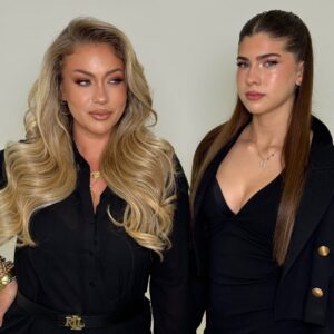 Yeliz Yeşilmen Instagram - AİLE… 🤍
Hayatın en kıymetli kökü,
kalbin en güvenli limanı…

Sevginin en saf hali,
birlikte atılan her adımın anlamı.

Çünkü biliriz ki;
Aile her şey demek…

İyi ki varsınız.
Bayramımız mübarek olsun ✨#yelizyeşilmen #bayram #aile #keşfetteyizzz #öneçıkar