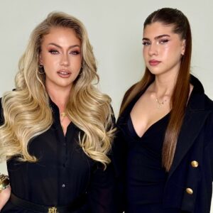 Yeliz Yeşilmen Instagram - AİLE… 🤍
Hayatın en kıymetli kökü,
kalbin en güvenli limanı…

Sevginin en saf hali,
birlikte atılan her adımın anlamı.

Çünkü biliriz ki;
Aile her şey demek…

İyi ki varsınız.
Bayramımız mübarek olsun ✨#yelizyeşilmen #bayram #aile #keşfetteyizzz #öneçıkar