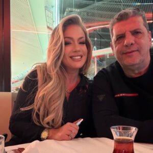 Yeliz Yeşilmen Instagram - AİLE… 🤍
Hayatın en kıymetli kökü,
kalbin en güvenli limanı…

Sevginin en saf hali,
birlikte atılan her adımın anlamı.

Çünkü biliriz ki;
Aile her şey demek…

İyi ki varsınız.
Bayramımız mübarek olsun ✨#yelizyeşilmen #bayram #aile #keşfetteyizzz #öneçıkar