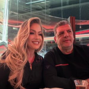 Yeliz Yeşilmen Instagram - AİLE… 🤍
Hayatın en kıymetli kökü,
kalbin en güvenli limanı…

Sevginin en saf hali,
birlikte atılan her adımın anlamı.

Çünkü biliriz ki;
Aile her şey demek…

İyi ki varsınız.
Bayramımız mübarek olsun ✨#yelizyeşilmen #bayram #aile #keşfetteyizzz #öneçıkar