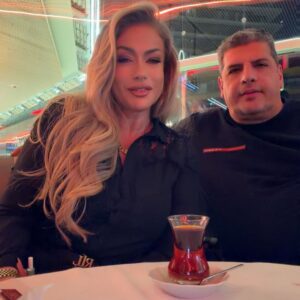 Yeliz Yeşilmen Instagram - AİLE… 🤍
Hayatın en kıymetli kökü,
kalbin en güvenli limanı…

Sevginin en saf hali,
birlikte atılan her adımın anlamı.

Çünkü biliriz ki;
Aile her şey demek…

İyi ki varsınız.
Bayramımız mübarek olsun ✨#yelizyeşilmen #bayram #aile #keşfetteyizzz #öneçıkar