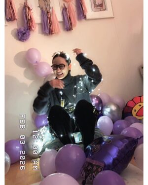 Yoh Yoshida Instagram - 今年もまた一つ
無事に歳を重ねました

昔に比べて
失くしたもの
手に入れたもの
色々あるけれど

唯一変わらないのは
冒険心

いつだって
心がワクワクする方を

ちょっとだけ怖くて
ドキドキする方を

自ずと選んで来た気がします

その連なりの先が
今日この日だとすれば

あながち
間違ってなかったねと

過去のわたしに
ありがとう

お祝い
たくさんありがとうございます

ぼちぼち
ポチポチして行きますね

感謝を込めて。

2026年　節分

Happy Birthday To Me. I appreciate that I could welcome today healthy. Thank you to my past self for never forgetting my sense of adventure and bringing me to this day.

#かぐや羊
#竹から生まれて風船まみれ
#100本の薔薇を贈られると願いが叶うんだって
#イギリス式願いの叶え方
#社用車の後部座席を開けたら
#宝箱みたいになってた
#赤鬼と青鬼
