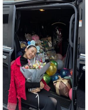 Yoh Yoshida Instagram - 今年もまた一つ
無事に歳を重ねました

昔に比べて
失くしたもの
手に入れたもの
色々あるけれど

唯一変わらないのは
冒険心

いつだって
心がワクワクする方を

ちょっとだけ怖くて
ドキドキする方を

自ずと選んで来た気がします

その連なりの先が
今日この日だとすれば

あながち
間違ってなかったねと

過去のわたしに
ありがとう

お祝い
たくさんありがとうございます

ぼちぼち
ポチポチして行きますね

感謝を込めて。

2026年　節分

Happy Birthday To Me. I appreciate that I could welcome today healthy. Thank you to my past self for never forgetting my sense of adventure and bringing me to this day.

#かぐや羊
#竹から生まれて風船まみれ
#100本の薔薇を贈られると願いが叶うんだって
#イギリス式願いの叶え方
#社用車の後部座席を開けたら
#宝箱みたいになってた
#赤鬼と青鬼
