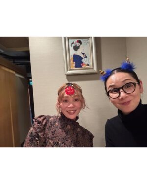Yoh Yoshida Instagram - 今年もまた一つ
無事に歳を重ねました

昔に比べて
失くしたもの
手に入れたもの
色々あるけれど

唯一変わらないのは
冒険心

いつだって
心がワクワクする方を

ちょっとだけ怖くて
ドキドキする方を

自ずと選んで来た気がします

その連なりの先が
今日この日だとすれば

あながち
間違ってなかったねと

過去のわたしに
ありがとう

お祝い
たくさんありがとうございます

ぼちぼち
ポチポチして行きますね

感謝を込めて。

2026年　節分

Happy Birthday To Me. I appreciate that I could welcome today healthy. Thank you to my past self for never forgetting my sense of adventure and bringing me to this day.

#かぐや羊
#竹から生まれて風船まみれ
#100本の薔薇を贈られると願いが叶うんだって
#イギリス式願いの叶え方
#社用車の後部座席を開けたら
#宝箱みたいになってた
#赤鬼と青鬼