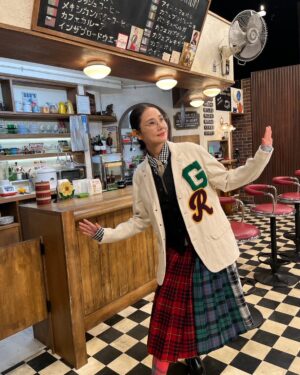 Yoh Yoshida Instagram - おはようございます🌞

皆さまお待ちかね、
本日夜9時から
TBS新年早々「不適切にもほどがある」
いよいよオンエアです。
どうぞお楽しみに♪

The new version of "Futehodo" will be broadcasted tonight. Don't miss it!

HM:Paku⭐︎chan @pakuchan_work 
ST:Asuka Ishii @a.ishiiiii 

COS: 
Suzuki Takayuki @suzukitakayuki_atelier 
master & Co.(MACH 55) @mach55official 
ANATOMICA @anatomica.jp 

#ふてほど
#阿部さんいっぱい