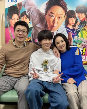 Yoh Yoshida Instagram - おはようございます🌞

皆さまお待ちかね、
本日夜9時から
TBS新年早々「不適切にもほどがある」
いよいよオンエアです。
どうぞお楽しみに♪

The new version of "Futehodo" will be broadcasted tonight. Don't miss it!

HM:Paku⭐︎chan @pakuchan_work 
ST:Asuka Ishii @a.ishiiiii 

COS: 
Suzuki Takayuki @suzukitakayuki_atelier 
master & Co.(MACH 55) @mach55official 
ANATOMICA @anatomica.jp 

#ふてほど
#阿部さんいっぱい