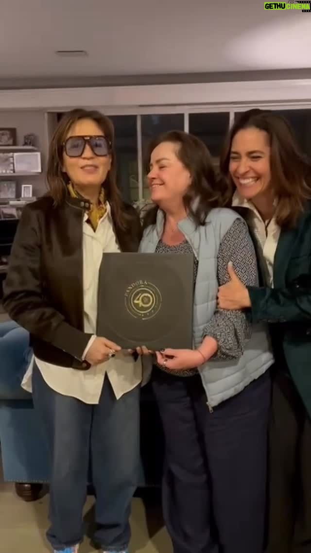 Yolanda Andrade - 9.2K Likes - GRACIAS MI JOE @yolandaamor y mi Luzma @luzmazetina queridísimas por sus porras y sus palabras. Las amo tanto.
A quien le interese tenerlo este es el link puedes comprar el libro por Amazon 
https://www.amazon.com.mx/dp/6079564688