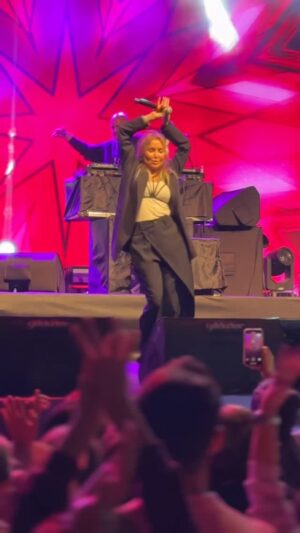 Yonca Evcimik Instagram - Konserlerde ben ben değilim 🤭💃#yoncaevcimik