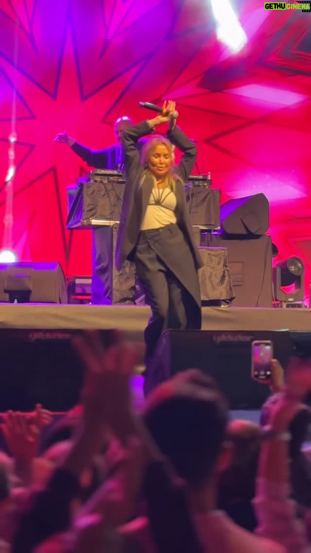 Yonca Evcimik - 3.2K Likes - Konserlerde ben ben değilim 🤭💃#yoncaevcimik