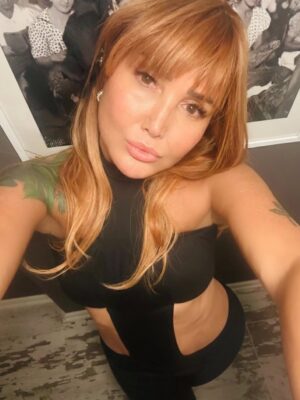 Yonca Evcimik Instagram - Bu akşamdan ben 🍀