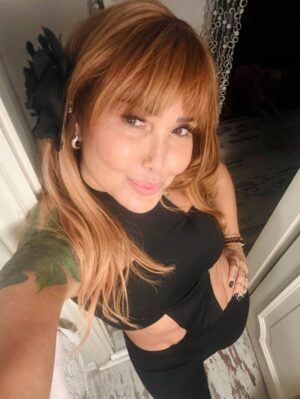 Yonca Evcimik Instagram - Bu akşamdan ben 🍀