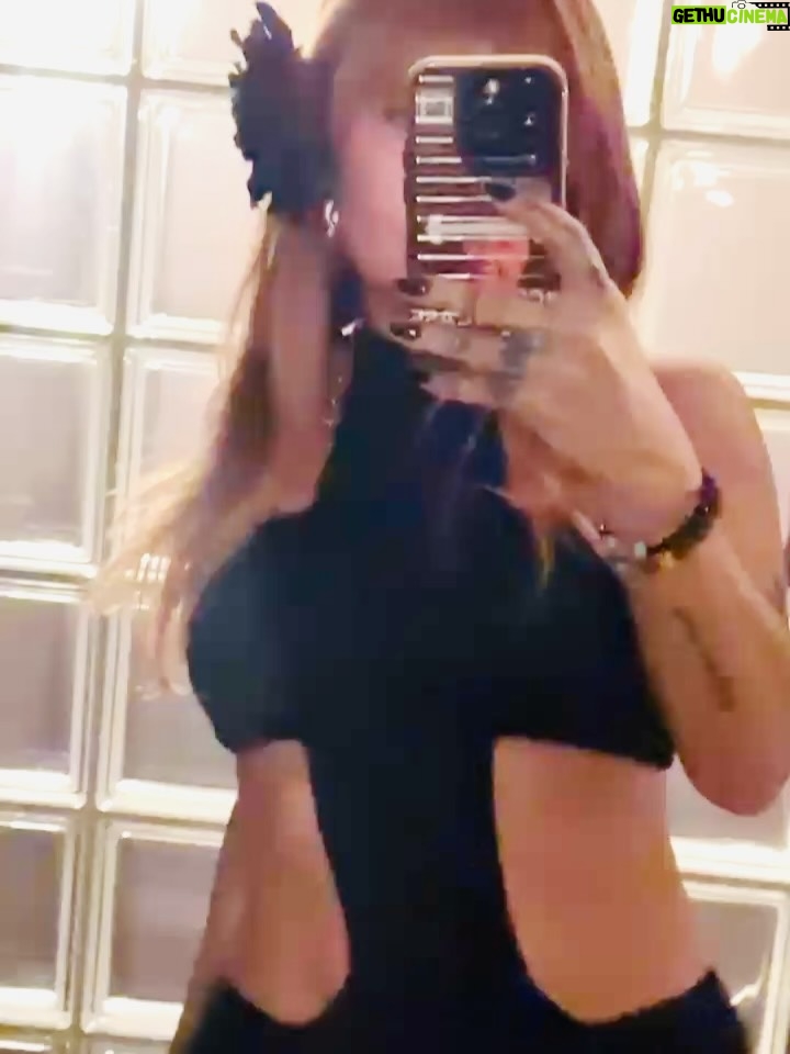 Yonca Evcimik - 4.1K Likes - Bu akşamdan ben 🍀