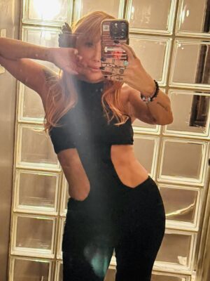 Yonca Evcimik Instagram - Bu akşamdan ben 🍀