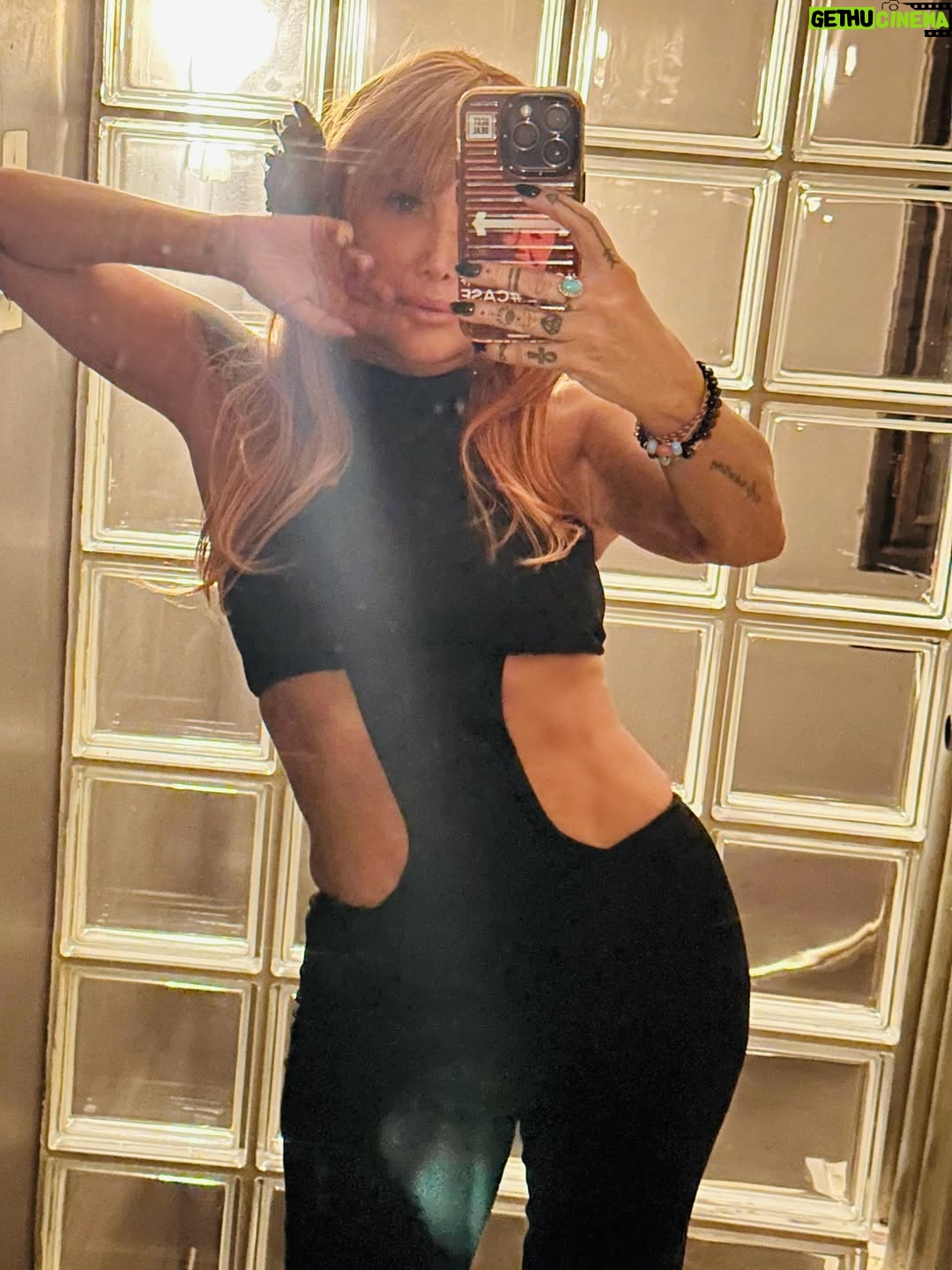 Yonca Evcimik - 4.1K Likes - Bu akşamdan ben 🍀