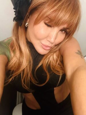 Yonca Evcimik Instagram - Bu akşamdan ben 🍀