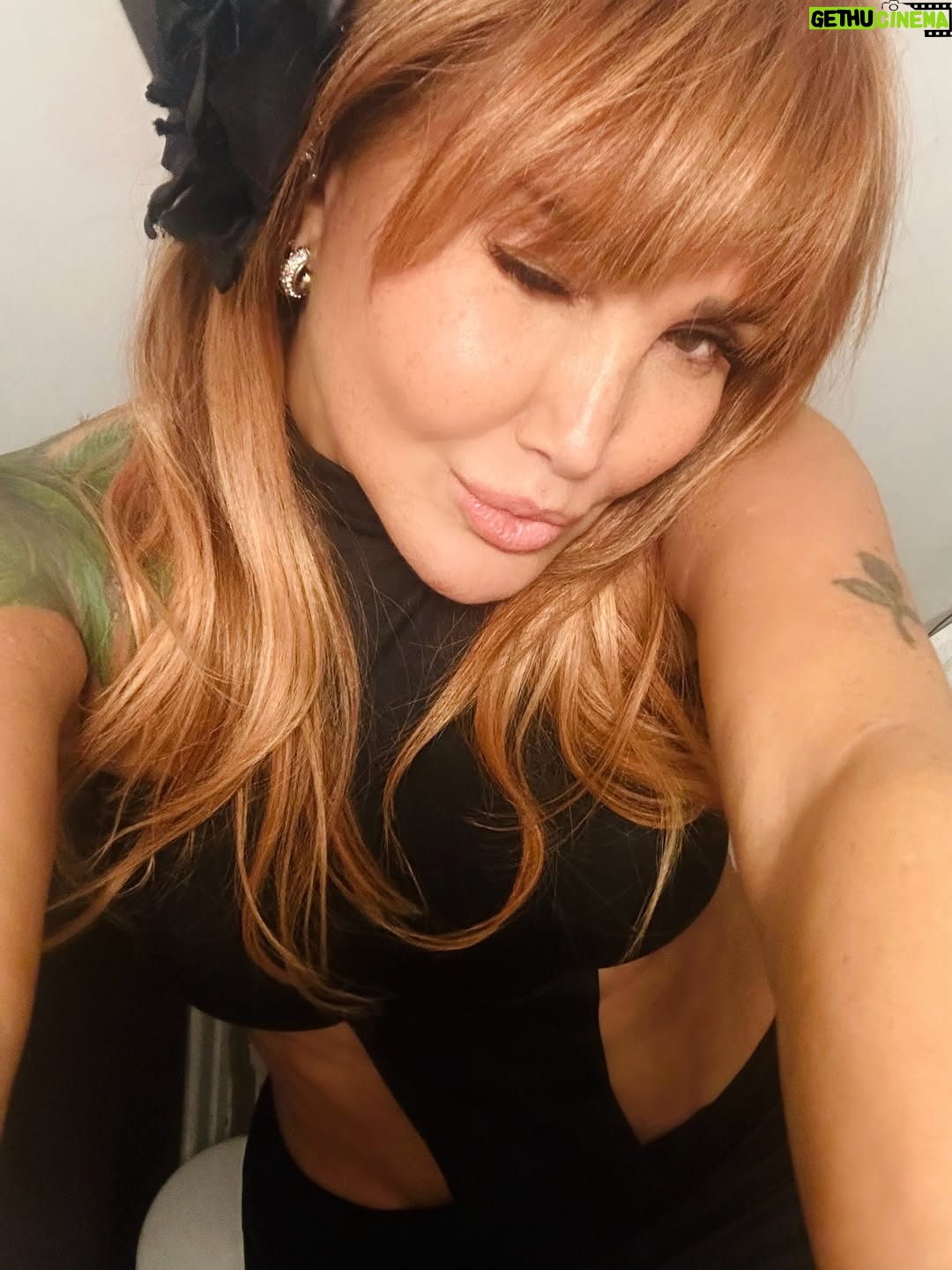 Yonca Evcimik - 4.1K Likes - Bu akşamdan ben 🍀