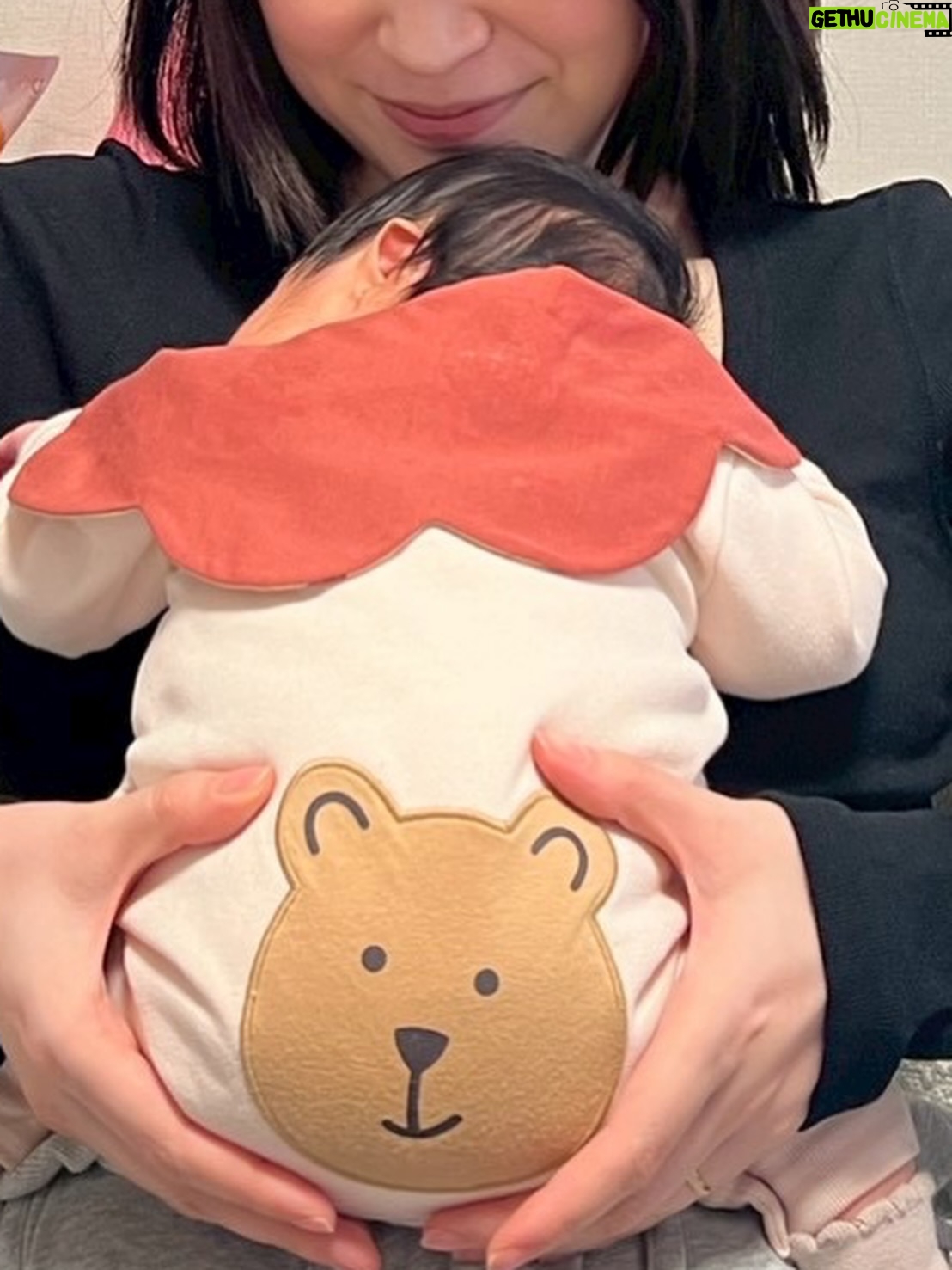 Yoshida Akari - 16.2K Likes - 最近📷🤍

📌1ヶ月フォトセルフで撮ってみた。
2枚目のお洋服ちょっと面白い感じになってしまうのは
何でだろうか📖

📌生まれつき爆毛なのでお風呂上がりは
ヘアセットでパパに遊ばれる娘。

📌娘を寝かせたらどーしても
私の膝にのりたい実家の愛犬たち。
合わせて9kg。重たかわちぃ。
バランス取るのに必死すぎてずっと足踏み踏みしてる。

📌着せるの楽しみだったけつくま🐻

📌ロピアで食材集めて手巻き寿司パーティー。
安くて美味しい。ロピア様様。

📌自分の写真無さすぎて…
あったのは一日の終わりの私🥸笑

もーすぐ現場復帰だ😤❤️‍🔥❤️‍🔥❤️‍🔥