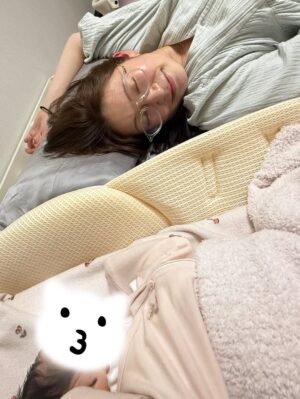 Yoshida Akari Instagram - 最近📷🤍

📌1ヶ月フォトセルフで撮ってみた。
2枚目のお洋服ちょっと面白い感じになってしまうのは
何でだろうか📖

📌生まれつき爆毛なのでお風呂上がりは
ヘアセットでパパに遊ばれる娘。

📌娘を寝かせたらどーしても
私の膝にのりたい実家の愛犬たち。
合わせて9kg。重たかわちぃ。
バランス取るのに必死すぎてずっと足踏み踏みしてる。

📌着せるの楽しみだったけつくま🐻

📌ロピアで食材集めて手巻き寿司パーティー。
安くて美味しい。ロピア様様。

📌自分の写真無さすぎて…
あったのは一日の終わりの私🥸笑

もーすぐ現場復帰だ😤❤️‍🔥❤️‍🔥❤️‍🔥