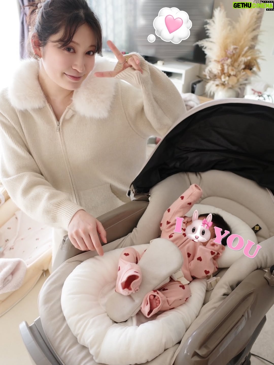 Yoshida Akari - 23.8K Likes - 最近の写真たち🩵🩷
.
色んなお友達やスタッフさんが
会いに来てくれて楽しい毎日🍼👶🏻
NMB48の衣装チームの子がベビ用の
パニエプレゼントしてくれたり、 
@matsunaga_mari さんは
ベビーリング💍プレゼントしてくれた🤍
そしてなぜかまりさんは家族しか入ってない
みてねにも入ってくれたwww
まぁ親族みたいなもんか🐱🤍
.
私はおうち時間が多いので
可愛いセットアップ集めがち🩷🩷
@esica.official のニットのセットアップは
妊娠中に見つけて買ってたの🤎🤎
@alo はこのピンクテンション着たら上がりそう⤴️と思って買った💘💘
.
娘と2人の時はドラクエに付き合ってもらってます🩵笑
7のリメイク版やってる😀
全然進まないけど🙂笑
オープニングの画面のまま一週間止まってた🤣🤣
今やっと二つ目の石板www
長く楽しめそうで何より🙂👏
.
そして今日はちょこちょこ泣きで
なにも進まないからコニーの抱っこ紐してみたら
口開けて爆睡でした💤
これつけてドラクエすればいいのか😀👍
.
娘のお洋服もたくさん聞いてもらえるので
お答えしますと…
❤️柄のロンパースは楽天で買った！
前ジップだからオムツ替えしやすいからオススメ！
🎀柄も買った👏
.
ミニーちゃんは
H&Mで買ったサイズ50
退院した時ブカブカだったのに
気づけばぴちぴちに😳！
でもほとんど買ってたお洋服大きかったので
1.2着はピッタリのがあって良かったと思う👍
.
ということで近況はこんな感じです！
YouTubeに出産レポも上げたので見てね👍🤍
近々質問コーナーもやります！
#子育て #新米ママ