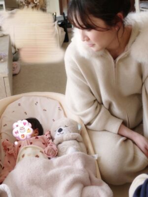 Yoshida Akari Instagram - 最近の写真たち🩵🩷
.
色んなお友達やスタッフさんが
会いに来てくれて楽しい毎日🍼👶🏻
NMB48の衣装チームの子がベビ用の
パニエプレゼントしてくれたり、 
@matsunaga_mari さんは
ベビーリング💍プレゼントしてくれた🤍
そしてなぜかまりさんは家族しか入ってない
みてねにも入ってくれたwww
まぁ親族みたいなもんか🐱🤍
.
私はおうち時間が多いので
可愛いセットアップ集めがち🩷🩷
@esica.official のニットのセットアップは
妊娠中に見つけて買ってたの🤎🤎
@alo はこのピンクテンション着たら上がりそう⤴️と思って買った💘💘
.
娘と2人の時はドラクエに付き合ってもらってます🩵笑
7のリメイク版やってる😀
全然進まないけど🙂笑
オープニングの画面のまま一週間止まってた🤣🤣
今やっと二つ目の石板www
長く楽しめそうで何より🙂👏
.
そして今日はちょこちょこ泣きで
なにも進まないからコニーの抱っこ紐してみたら
口開けて爆睡でした💤
これつけてドラクエすればいいのか😀👍
.
娘のお洋服もたくさん聞いてもらえるので
お答えしますと…
❤️柄のロンパースは楽天で買った！
前ジップだからオムツ替えしやすいからオススメ！
🎀柄も買った👏
.
ミニーちゃんは
H&Mで買ったサイズ50
退院した時ブカブカだったのに
気づけばぴちぴちに😳！
でもほとんど買ってたお洋服大きかったので
1.2着はピッタリのがあって良かったと思う👍
.
ということで近況はこんな感じです！
YouTubeに出産レポも上げたので見てね👍🤍
近々質問コーナーもやります！
#子育て #新米ママ