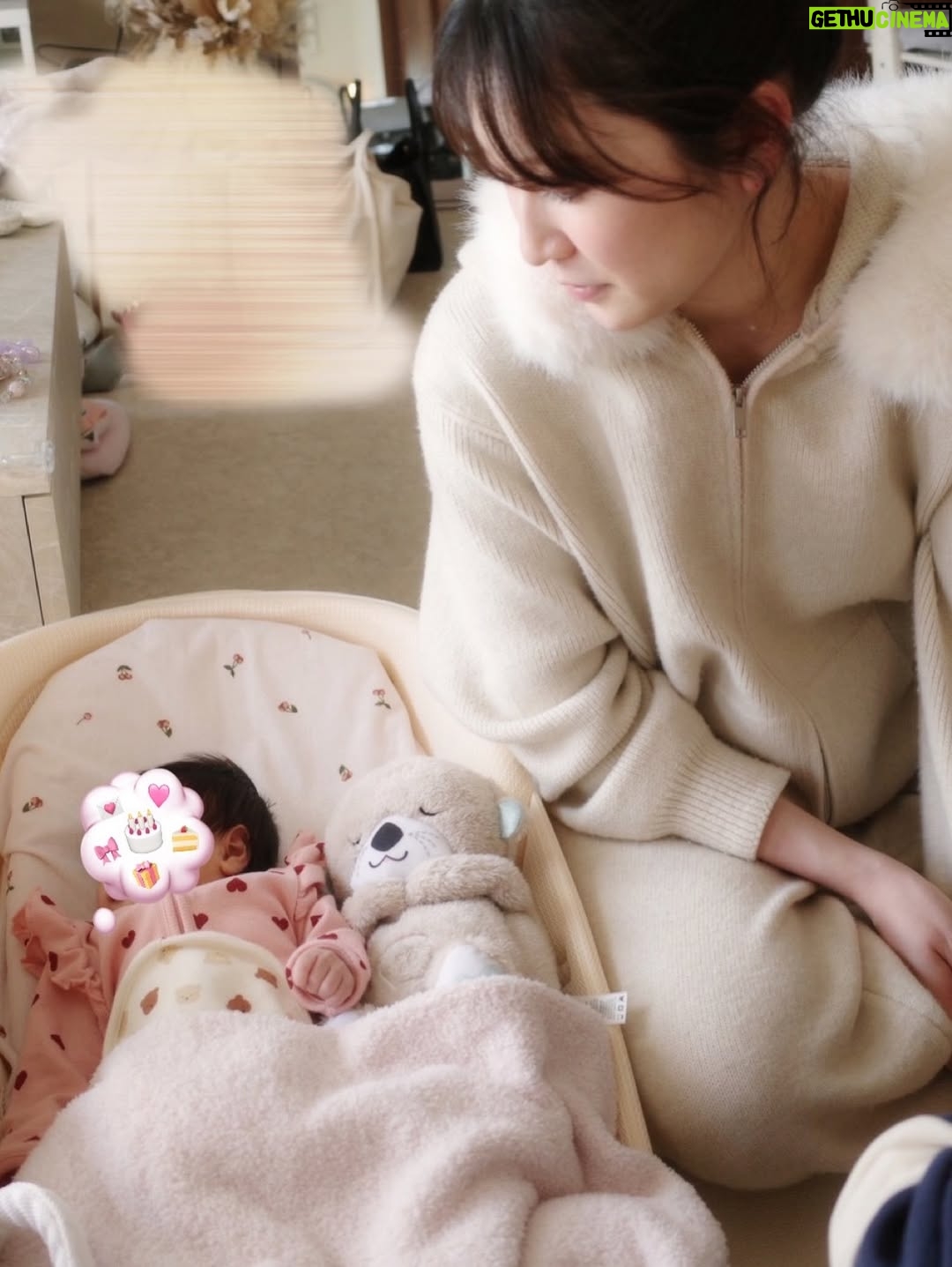 Yoshida Akari - 23.8K Likes - 最近の写真たち🩵🩷
.
色んなお友達やスタッフさんが
会いに来てくれて楽しい毎日🍼👶🏻
NMB48の衣装チームの子がベビ用の
パニエプレゼントしてくれたり、 
@matsunaga_mari さんは
ベビーリング💍プレゼントしてくれた🤍
そしてなぜかまりさんは家族しか入ってない
みてねにも入ってくれたwww
まぁ親族みたいなもんか🐱🤍
.
私はおうち時間が多いので
可愛いセットアップ集めがち🩷🩷
@esica.official のニットのセットアップは
妊娠中に見つけて買ってたの🤎🤎
@alo はこのピンクテンション着たら上がりそう⤴️と思って買った💘💘
.
娘と2人の時はドラクエに付き合ってもらってます🩵笑
7のリメイク版やってる😀
全然進まないけど🙂笑
オープニングの画面のまま一週間止まってた🤣🤣
今やっと二つ目の石板www
長く楽しめそうで何より🙂👏
.
そして今日はちょこちょこ泣きで
なにも進まないからコニーの抱っこ紐してみたら
口開けて爆睡でした💤
これつけてドラクエすればいいのか😀👍
.
娘のお洋服もたくさん聞いてもらえるので
お答えしますと…
❤️柄のロンパースは楽天で買った！
前ジップだからオムツ替えしやすいからオススメ！
🎀柄も買った👏
.
ミニーちゃんは
H&Mで買ったサイズ50
退院した時ブカブカだったのに
気づけばぴちぴちに😳！
でもほとんど買ってたお洋服大きかったので
1.2着はピッタリのがあって良かったと思う👍
.
ということで近況はこんな感じです！
YouTubeに出産レポも上げたので見てね👍🤍
近々質問コーナーもやります！
#子育て #新米ママ