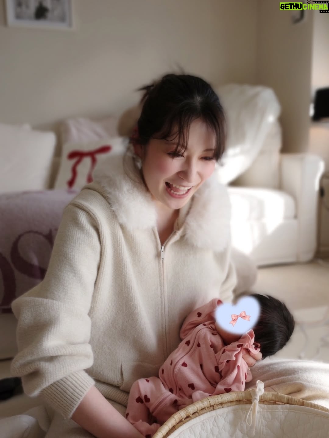 Yoshida Akari - 23.8K Likes - 最近の写真たち🩵🩷
.
色んなお友達やスタッフさんが
会いに来てくれて楽しい毎日🍼👶🏻
NMB48の衣装チームの子がベビ用の
パニエプレゼントしてくれたり、 
@matsunaga_mari さんは
ベビーリング💍プレゼントしてくれた🤍
そしてなぜかまりさんは家族しか入ってない
みてねにも入ってくれたwww
まぁ親族みたいなもんか🐱🤍
.
私はおうち時間が多いので
可愛いセットアップ集めがち🩷🩷
@esica.official のニットのセットアップは
妊娠中に見つけて買ってたの🤎🤎
@alo はこのピンクテンション着たら上がりそう⤴️と思って買った💘💘
.
娘と2人の時はドラクエに付き合ってもらってます🩵笑
7のリメイク版やってる😀
全然進まないけど🙂笑
オープニングの画面のまま一週間止まってた🤣🤣
今やっと二つ目の石板www
長く楽しめそうで何より🙂👏
.
そして今日はちょこちょこ泣きで
なにも進まないからコニーの抱っこ紐してみたら
口開けて爆睡でした💤
これつけてドラクエすればいいのか😀👍
.
娘のお洋服もたくさん聞いてもらえるので
お答えしますと…
❤️柄のロンパースは楽天で買った！
前ジップだからオムツ替えしやすいからオススメ！
🎀柄も買った👏
.
ミニーちゃんは
H&Mで買ったサイズ50
退院した時ブカブカだったのに
気づけばぴちぴちに😳！
でもほとんど買ってたお洋服大きかったので
1.2着はピッタリのがあって良かったと思う👍
.
ということで近況はこんな感じです！
YouTubeに出産レポも上げたので見てね👍🤍
近々質問コーナーもやります！
#子育て #新米ママ