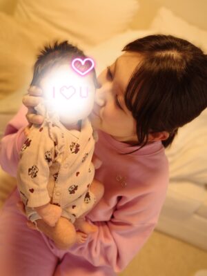 Yoshida Akari Instagram - 最近の写真たち🩵🩷
.
色んなお友達やスタッフさんが
会いに来てくれて楽しい毎日🍼👶🏻
NMB48の衣装チームの子がベビ用の
パニエプレゼントしてくれたり、 
@matsunaga_mari さんは
ベビーリング💍プレゼントしてくれた🤍
そしてなぜかまりさんは家族しか入ってない
みてねにも入ってくれたwww
まぁ親族みたいなもんか🐱🤍
.
私はおうち時間が多いので
可愛いセットアップ集めがち🩷🩷
@esica.official のニットのセットアップは
妊娠中に見つけて買ってたの🤎🤎
@alo はこのピンクテンション着たら上がりそう⤴️と思って買った💘💘
.
娘と2人の時はドラクエに付き合ってもらってます🩵笑
7のリメイク版やってる😀
全然進まないけど🙂笑
オープニングの画面のまま一週間止まってた🤣🤣
今やっと二つ目の石板www
長く楽しめそうで何より🙂👏
.
そして今日はちょこちょこ泣きで
なにも進まないからコニーの抱っこ紐してみたら
口開けて爆睡でした💤
これつけてドラクエすればいいのか😀👍
.
娘のお洋服もたくさん聞いてもらえるので
お答えしますと…
❤️柄のロンパースは楽天で買った！
前ジップだからオムツ替えしやすいからオススメ！
🎀柄も買った👏
.
ミニーちゃんは
H&Mで買ったサイズ50
退院した時ブカブカだったのに
気づけばぴちぴちに😳！
でもほとんど買ってたお洋服大きかったので
1.2着はピッタリのがあって良かったと思う👍
.
ということで近況はこんな感じです！
YouTubeに出産レポも上げたので見てね👍🤍
近々質問コーナーもやります！
#子育て #新米ママ