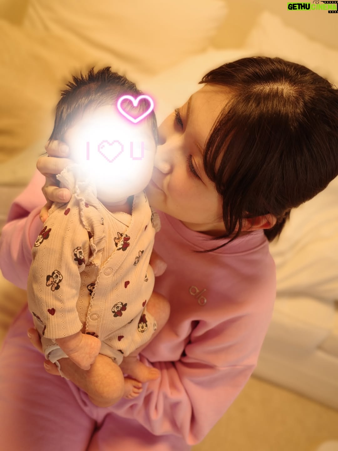 Yoshida Akari - 23.8K Likes - 最近の写真たち🩵🩷
.
色んなお友達やスタッフさんが
会いに来てくれて楽しい毎日🍼👶🏻
NMB48の衣装チームの子がベビ用の
パニエプレゼントしてくれたり、 
@matsunaga_mari さんは
ベビーリング💍プレゼントしてくれた🤍
そしてなぜかまりさんは家族しか入ってない
みてねにも入ってくれたwww
まぁ親族みたいなもんか🐱🤍
.
私はおうち時間が多いので
可愛いセットアップ集めがち🩷🩷
@esica.official のニットのセットアップは
妊娠中に見つけて買ってたの🤎🤎
@alo はこのピンクテンション着たら上がりそう⤴️と思って買った💘💘
.
娘と2人の時はドラクエに付き合ってもらってます🩵笑
7のリメイク版やってる😀
全然進まないけど🙂笑
オープニングの画面のまま一週間止まってた🤣🤣
今やっと二つ目の石板www
長く楽しめそうで何より🙂👏
.
そして今日はちょこちょこ泣きで
なにも進まないからコニーの抱っこ紐してみたら
口開けて爆睡でした💤
これつけてドラクエすればいいのか😀👍
.
娘のお洋服もたくさん聞いてもらえるので
お答えしますと…
❤️柄のロンパースは楽天で買った！
前ジップだからオムツ替えしやすいからオススメ！
🎀柄も買った👏
.
ミニーちゃんは
H&Mで買ったサイズ50
退院した時ブカブカだったのに
気づけばぴちぴちに😳！
でもほとんど買ってたお洋服大きかったので
1.2着はピッタリのがあって良かったと思う👍
.
ということで近況はこんな感じです！
YouTubeに出産レポも上げたので見てね👍🤍
近々質問コーナーもやります！
#子育て #新米ママ