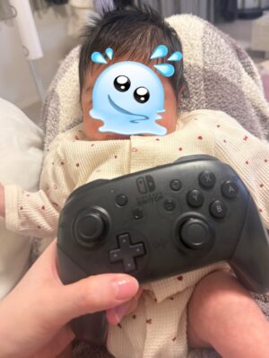 Yoshida Akari Instagram - 最近の写真たち🩵🩷
.
色んなお友達やスタッフさんが
会いに来てくれて楽しい毎日🍼👶🏻
NMB48の衣装チームの子がベビ用の
パニエプレゼントしてくれたり、 
@matsunaga_mari さんは
ベビーリング💍プレゼントしてくれた🤍
そしてなぜかまりさんは家族しか入ってない
みてねにも入ってくれたwww
まぁ親族みたいなもんか🐱🤍
.
私はおうち時間が多いので
可愛いセットアップ集めがち🩷🩷
@esica.official のニットのセットアップは
妊娠中に見つけて買ってたの🤎🤎
@alo はこのピンクテンション着たら上がりそう⤴️と思って買った💘💘
.
娘と2人の時はドラクエに付き合ってもらってます🩵笑
7のリメイク版やってる😀
全然進まないけど🙂笑
オープニングの画面のまま一週間止まってた🤣🤣
今やっと二つ目の石板www
長く楽しめそうで何より🙂👏
.
そして今日はちょこちょこ泣きで
なにも進まないからコニーの抱っこ紐してみたら
口開けて爆睡でした💤
これつけてドラクエすればいいのか😀👍
.
娘のお洋服もたくさん聞いてもらえるので
お答えしますと…
❤️柄のロンパースは楽天で買った！
前ジップだからオムツ替えしやすいからオススメ！
🎀柄も買った👏
.
ミニーちゃんは
H&Mで買ったサイズ50
退院した時ブカブカだったのに
気づけばぴちぴちに😳！
でもほとんど買ってたお洋服大きかったので
1.2着はピッタリのがあって良かったと思う👍
.
ということで近況はこんな感じです！
YouTubeに出産レポも上げたので見てね👍🤍
近々質問コーナーもやります！
#子育て #新米ママ