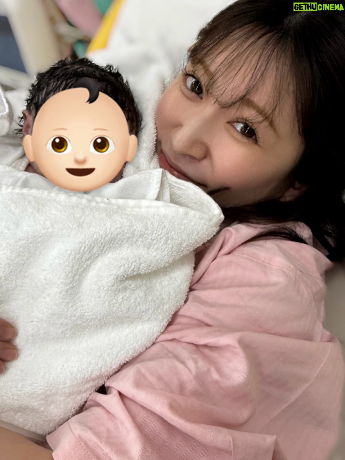 Yoshida Akari - 115.1K Likes - 応援してくださる皆様にご報告です。
先日、元気な女の子を出産しました👶🏻🤍
.
妊娠発表から、出産に至るまで
ファンの皆様、関係者の皆様に
たくさんの励ましのお言葉やサポートをしていただき
無事この日を迎えられたことに心から感謝しております。
.
慣れないことだらけですが
自分らしく家庭とお仕事を両立させながら
これまでと変わらない私も、新しい自分も
発信していきたいなと思っております。
今後とも温かく見守っていただけたら嬉しいです☺️
.
出産についてはまた落ち着いたら
YouTubeでお話しさせてください🤍