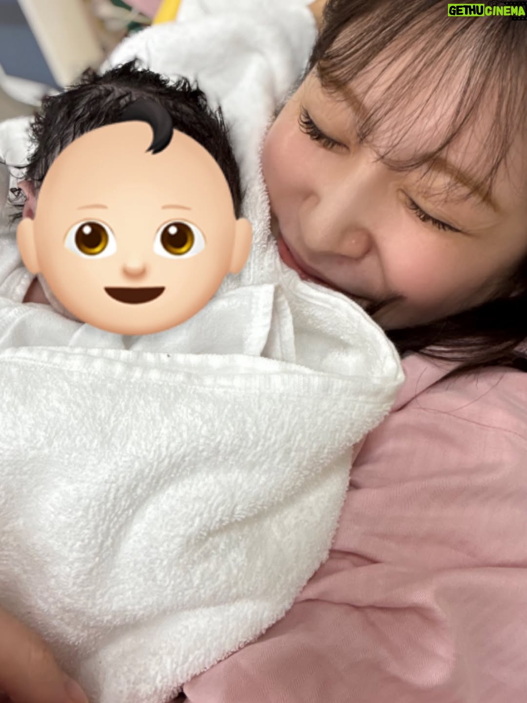 Yoshida Akari - 115.1K Likes - 応援してくださる皆様にご報告です。
先日、元気な女の子を出産しました👶🏻🤍
.
妊娠発表から、出産に至るまで
ファンの皆様、関係者の皆様に
たくさんの励ましのお言葉やサポートをしていただき
無事この日を迎えられたことに心から感謝しております。
.
慣れないことだらけですが
自分らしく家庭とお仕事を両立させながら
これまでと変わらない私も、新しい自分も
発信していきたいなと思っております。
今後とも温かく見守っていただけたら嬉しいです☺️
.
出産についてはまた落ち着いたら
YouTubeでお話しさせてください🤍