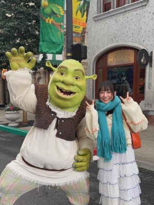 Yu-Hsuan Huang Instagram - 前陣子不小心說了好多次「好貴」
心想這樣不行
擔心講久了潛意識會被我影響
讓我真的一輩子都買不起
所以後來我都改說「有一天我會征服你」
這種正面有積極向上的詞語
不知道這種文該配什麼照片
所以用環球照
嘻嘻