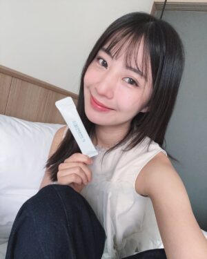 Yu-Hsuan Huang Instagram - 雖然我有買過許多品牌的膠原蛋白粉的經驗
但過去不是太腥就是添加物太多吃起來太甜
因此一直沒有養成吃膠原蛋白粉的習慣( ¯𐃷¯ 💦)
不過有一說一🫵🏻⸝⸝꙳
前陣子開始試用粼粼的膠原蛋白胜肽是我目前吃過的所有膠原蛋白粉裡味道最好的一款了!!!!
如果妳也跟我一樣
是會在意食物殘留在口腔味道的水水們
那應該都有遇過那種吃完偏甜的膠原蛋白粉後
殘留在舌根的甜味會漸漸變得有點酸臭( ・᷄ᯅ・᷅ )
但粼粼的膠原蛋白胜肽非常細緻
沒有任何腥味 只有淡淡的甜味
乾吞後嘴裡還是超!清!爽!
成分也非常單純
使用日本百年大廠的膠原蛋白
來源透明 經SGS檢測
無雌激素、無重金屬、無西藥成分沒有過多的添加物
讓我這次出國三個禮拜
直接毫不猶豫把它裝進行李箱中𖧷 ⁺.
就算行程再累
我的氣色依然超~級~好~ ( -᷄▽-᷅ و(و ♬
而且現在是早鳥優惠現折$100!
只到6/10 大家快去官網下單吧𓅯 ✨
🔗 https://www.linglingbebetter.com